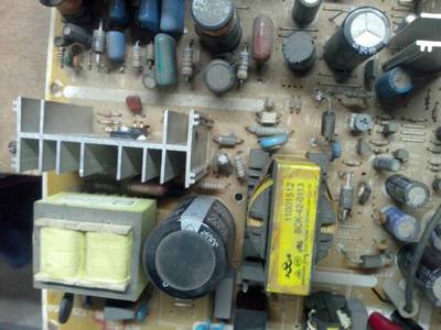 家電維修師傅們你們好,有一臺創維25寸高精CRT彩電指示燈不亮,電源電壓跳變不穩定,開關變壓器噠噠